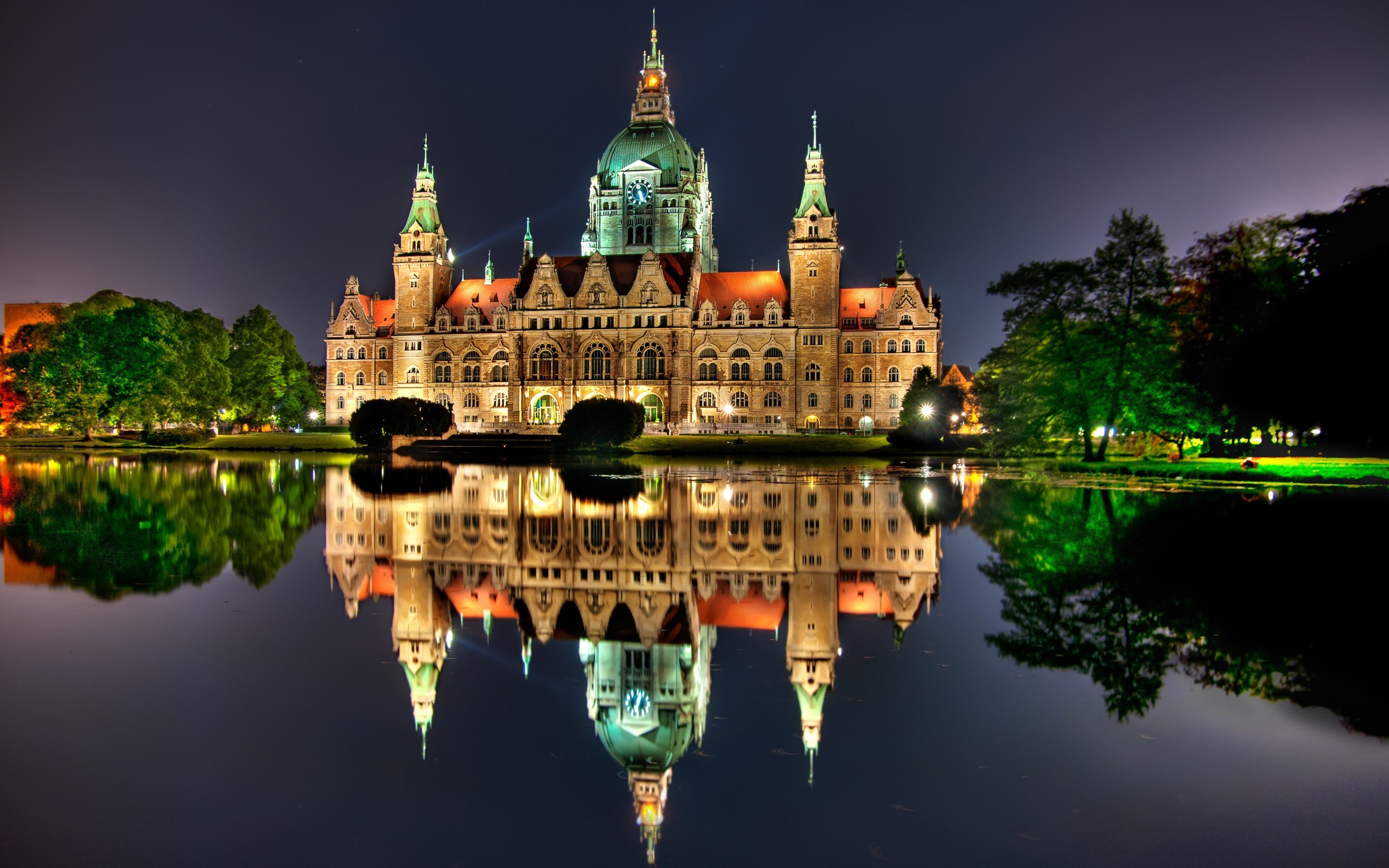 Hanover Palace Reflection Low Light Wallpaper